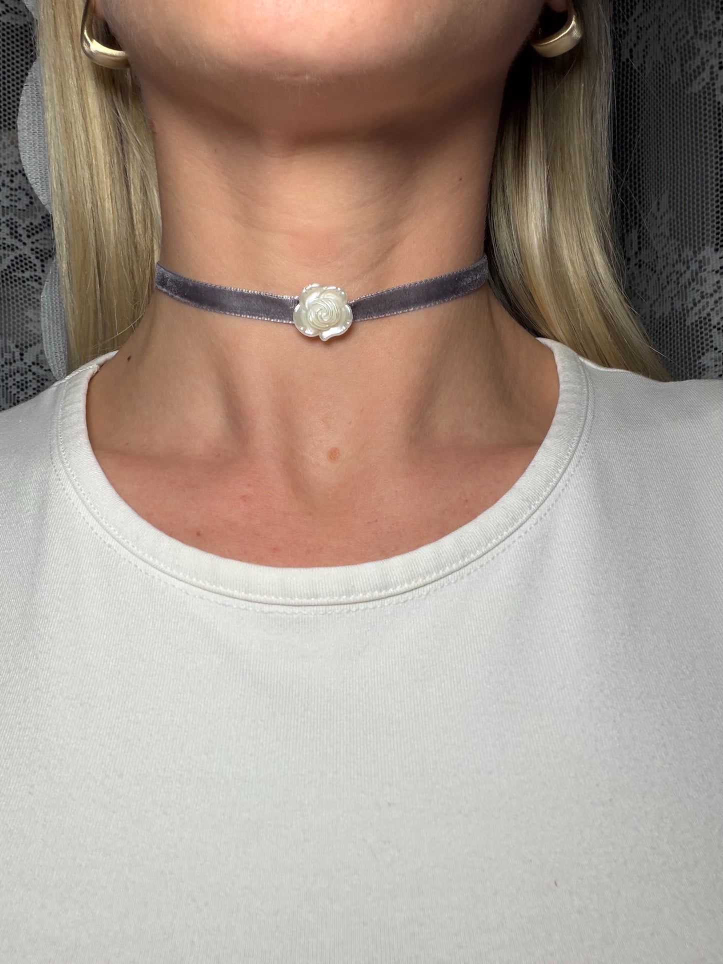 Choker Grigio con fiore