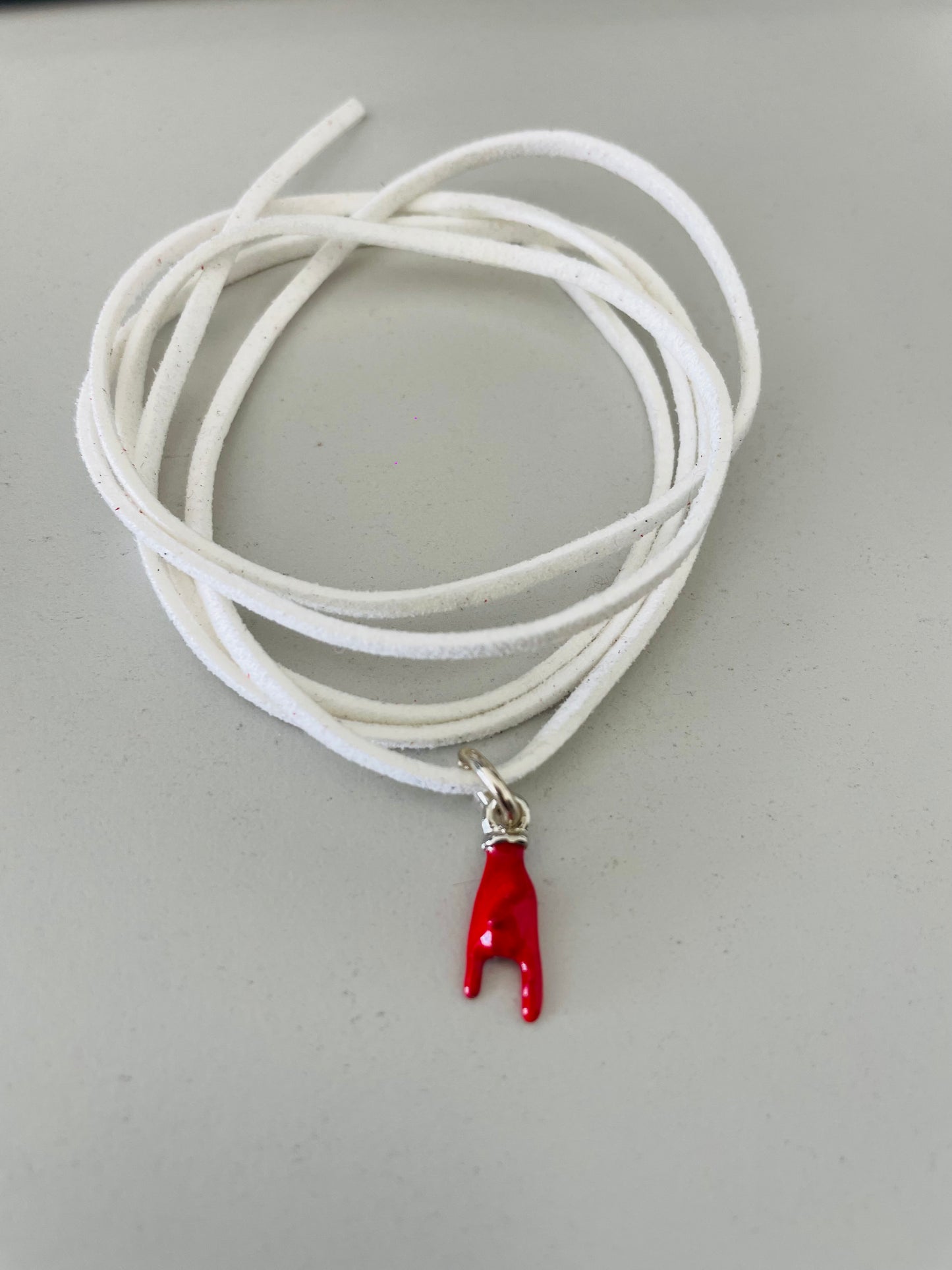 Choker White corna rosse