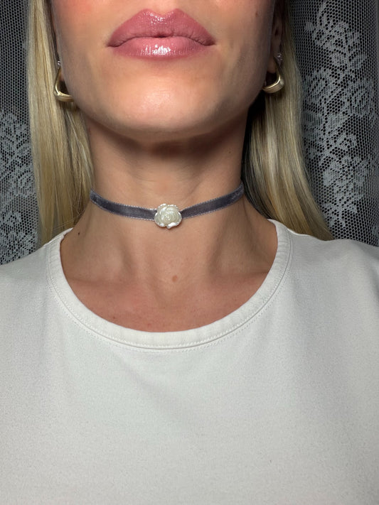 Choker Grigio con fiore