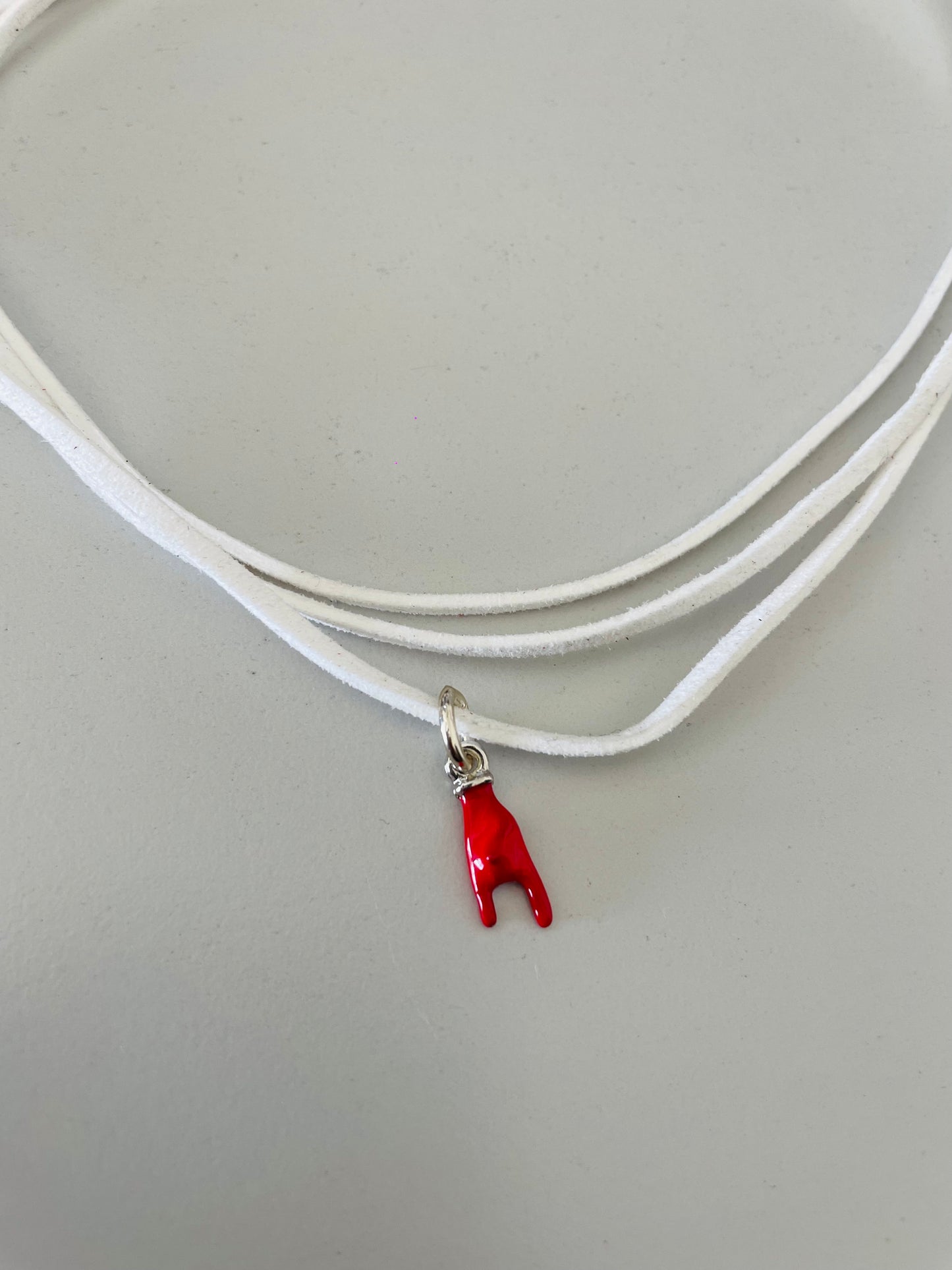 Choker White corna rosse