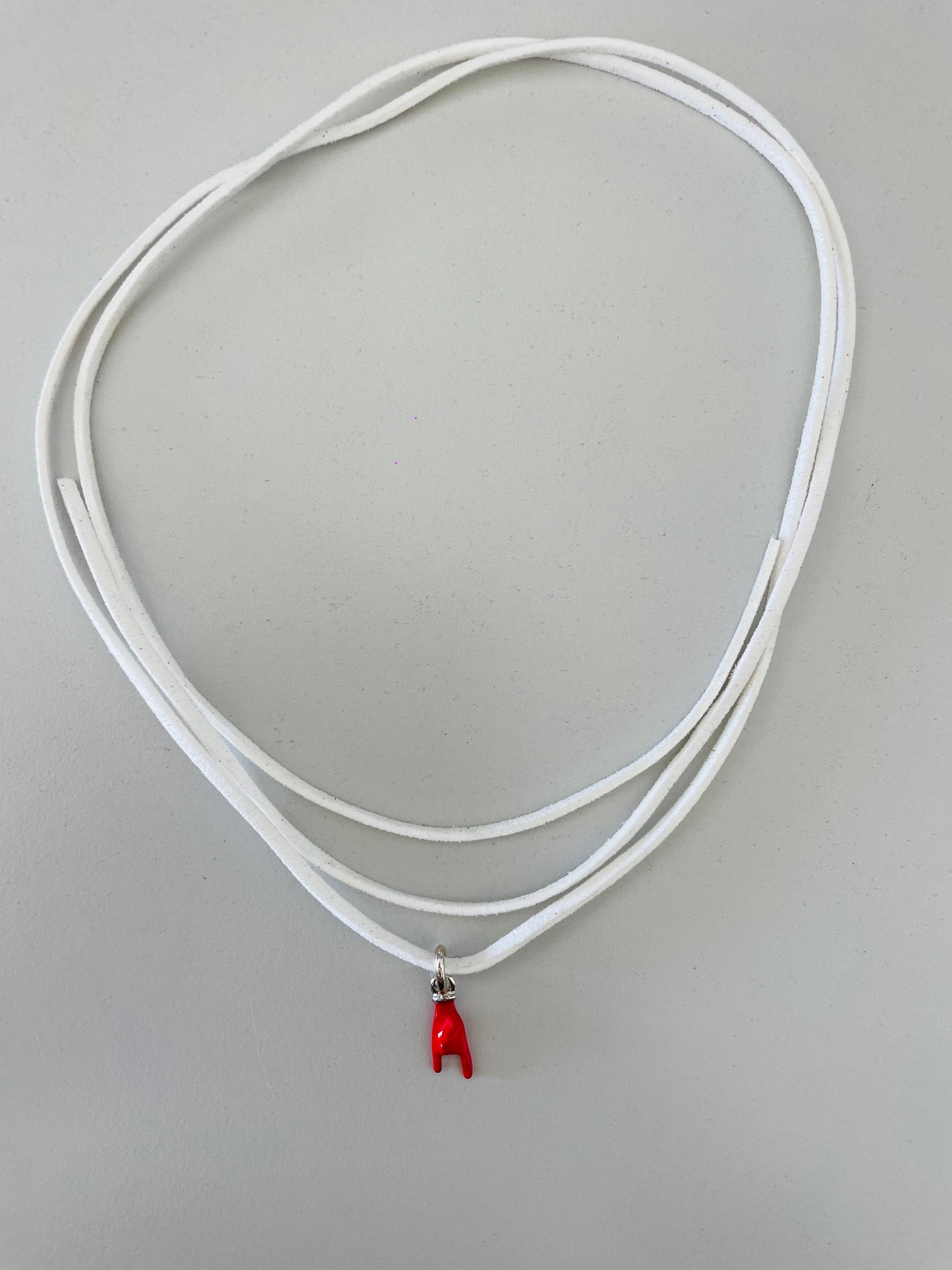 Choker White corna rosse